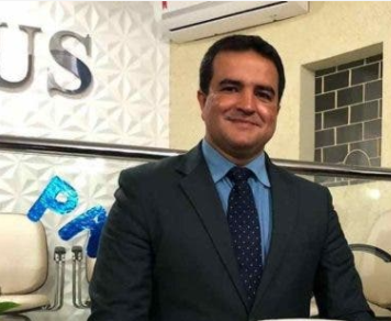 Pastor reza pela morte de paciente